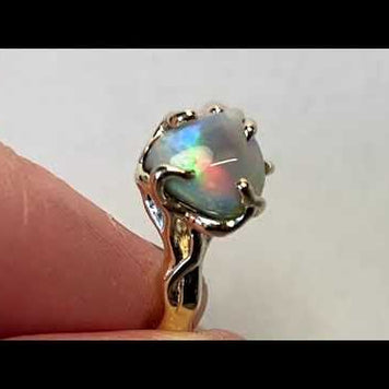 Ring med ægte solid crystal opal fra Lightning Ridge, Australien. Opalen er indfattet 14 karat guld. Krogede rustikke grene af 14 karat guld holder opalen på plads. Opalen vejer 2,05 ct.