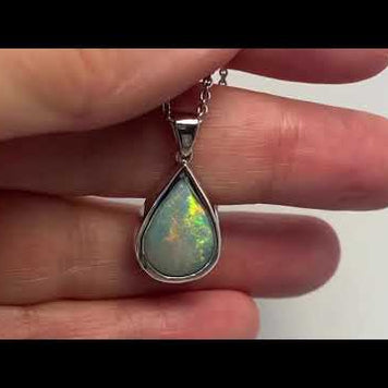 Vedhæng med en ægte solid krystal opal fra Australien indfattet i blankt sterling sølv. Opalen vejer 3,36 ct.