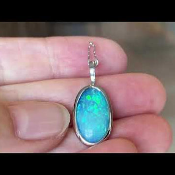 Vedhæng med en ægte solid crystal opal fra Australien, indfattet i sterling sølv. Vedhænget er lavet som en clips, da den er beregnet til at clipse på en perlekæde. Opalen vejer 2,85 ct.