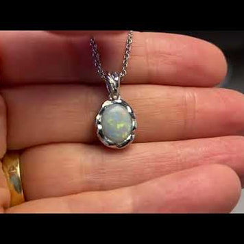 Vedhæng med en ægte solid krystal opal fra Australien indfattet i et rustikt vedhæng med organiske former i sterling sølv.