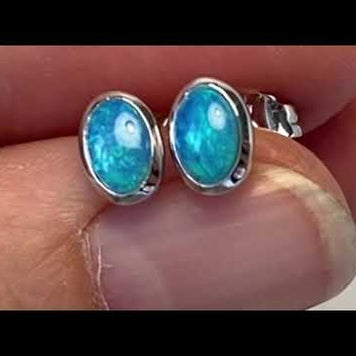 Opal ørestikkerne har ægte solide Australske crystal opaler indfattet i blankt sterling sølv.
