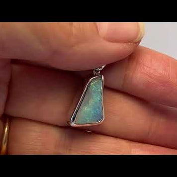 Vedhæng med en ægte solid krystal opal fra Australien indfattet i blankt sterling sølv.