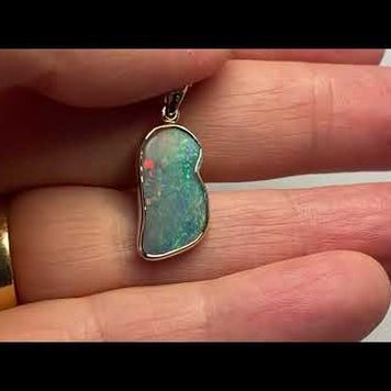 Vedhæng med en ægte solid opal fra vores mine i Lightning Ridge, Australien indfattet i 14 karat guld. Opalen er 1,94 ct, og bodytone er N5.