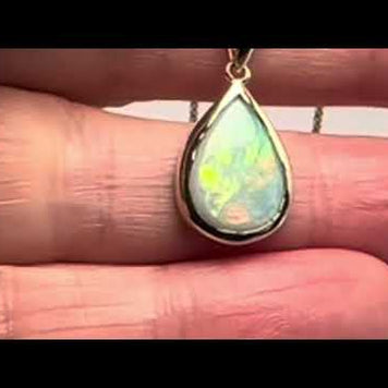 Vedhæng med en ægte solid krystal opal fra Australien indfattet i 14 karat guld.