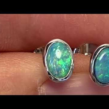 Opal ørestikkerne har ægte solide Australske crystal opaler indfattet i blankt sterling sølv.