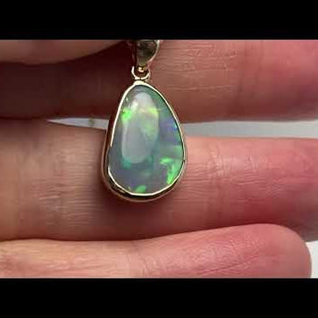 Vedhæng med en ægte solid krystal opal fra Australien indfattet i 14 karat guld. Opalen er 2,80 ct.