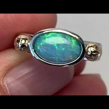Ægte solid crystal opal fra Australien indfattet i sterling sølv med 14 karat guld detaljer.