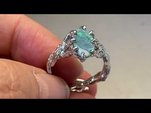 Ring med ægte solid opal fra Australien. Opalen er indfattet i rustikt sterling sølv. Krogede rustikke grene af sterling sølv holder opalen på plads.