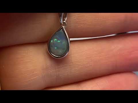 Vedhæng med en ægte solid krystal opal fra Australien indfattet i rhodineret sterling sølv.
