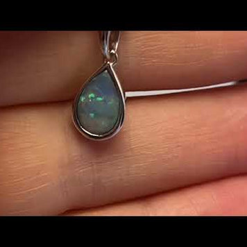 Vedhæng med en ægte solid krystal opal fra Australien indfattet i rhodineret sterling sølv.