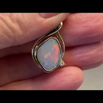 Vedhæng med en ægte solid opal fra vores mine i Lightning Ridge, Australien indfattet i 14 karat guld. Opalen er 3,00 ct, og bodytone er N7. Diamanten er 0,03 ct w/si.