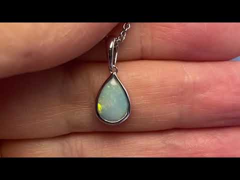 Vedhæng med en ægte solid krystal opal fra Australien indfattet i rhodineret sterling sølv.