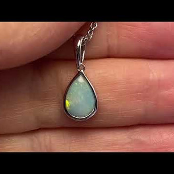 Vedhæng med en ægte solid krystal opal fra Australien indfattet i rhodineret sterling sølv.