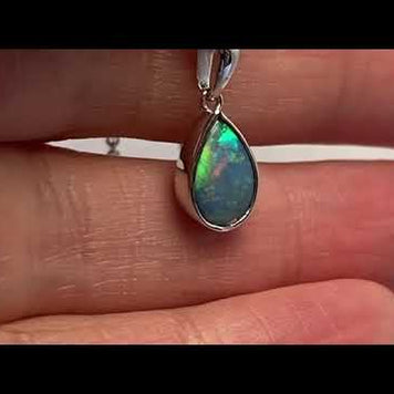 Vedhæng med en ægte solid krystal opal fra Australien indfattet i blankt sterling sølv.