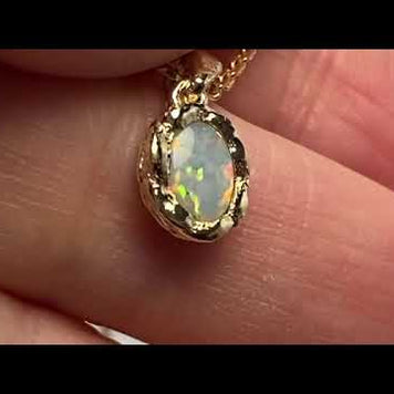 Vedhæng med en ægte solid krystal opal fra Australien indfattet i et rustikt vedhæng med organiske former i 14 karat guld.