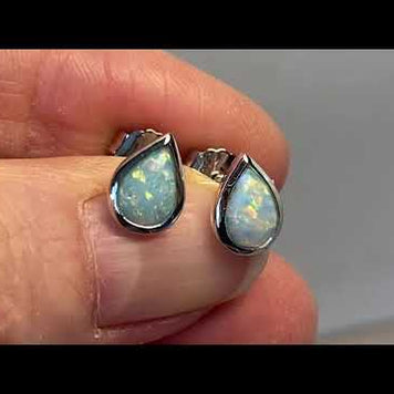 Opal ørestikkerne har ægte solide Australske krystal opaler indfattet i blankt sterling sølv.