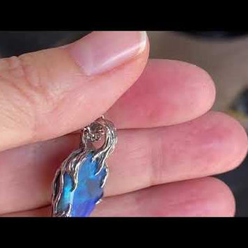 Ægte solid opal fra vores egen mine i Lightning Ridge, Australien. Opalen er indfattet i rustikt sterling sølv. De krogede rustikke grene af sterling sølv holder opalen på plads.