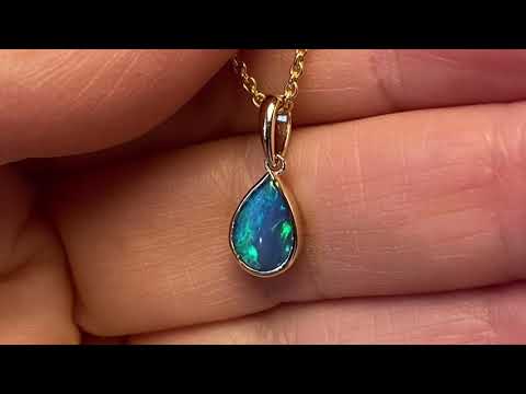 Vedhæng med en ægte solid krystal opal fra Australien indfattet i 14 karat guld.