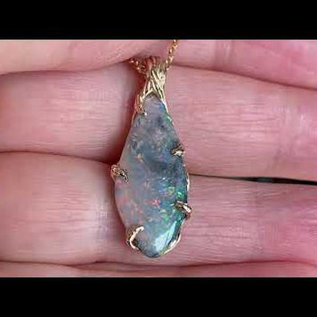 Vedhæng med en ægtesolid opal fra vores egen mine i Lightning Ridge, Australien. Indfattet i 14 karat rustikt guld. De krogede rustikke grene af 14 karat guld holder opalen på plads. Opalen vejer 4,09 ct.