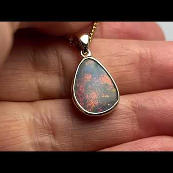 Vedhæng med en ægte solid opal fra vores mine i Lightning Ridge, Australien indfattet i 14 karat guld. Opalen er 2,32 ct, og bodytone er N5.