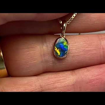 Vedhæng med en ægte doublet opal fra Australien indfattet i 14 karat guld.
