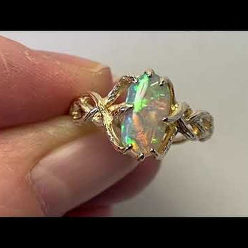 Ring med ægte solid opal fra Australien. Opalen er indfattet i rustikt 14 karat guld. Krogede rustikke grene af 14 karat guld holder opalen på plads. Opalen vejer 1,43 ct.