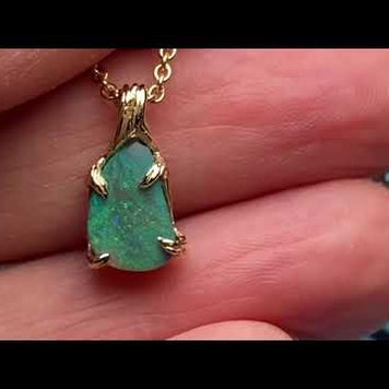 Ægte solid opal fra vores egen mine i Lightning Ridge, Australien indfattet i 14 karat guld. De krogede grene af 14 karat guld holder opalen på plads.