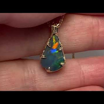 Vedhæng med en ægte solid crystal opal fra vores egen mine i Lightning Ridge, Australien. Indfattet i 14 karat rustikt guld. De krogede rustikke grene af 14 karat guld holder opalen på plads. Opalen vejer 1,78 ct., og har N3 bodytone.