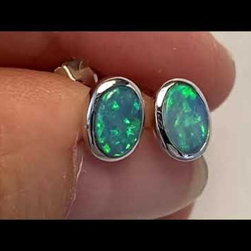 Ørestikker med ægte solide crystal opaler fra Australien indfattet i sterling sølv.