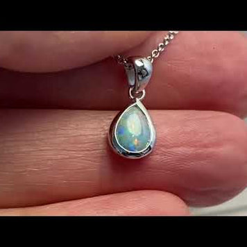 Vedhæng med en ægte solid krystal opal fra Australien indfattet i rhodineret sterling sølv.