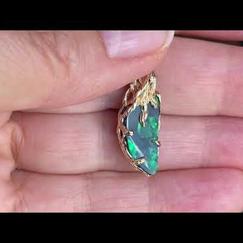 Vedhæng med en ægte solid opal fra vores egen mine i Lightning Ridge, Australien. Indfattet i 14 karat rustikt guld. De krogede rustikke grene af 14 karat guld holder opalen på plads. Opalen vejer 3,81 ct, og bodytone er N3.