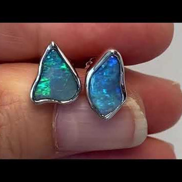 Ørestikker med ægte solide krystal opaler fra Australien. Ørestikkerne er i friform og indfattet i blankt sterling sølv.