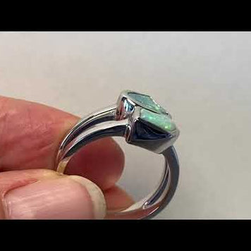 Dobbelt ring med ægte solide crystal opaler fra Australien. Ringen er i blankt sterling sølv.