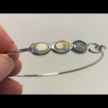 Armring i sterling sølv med 3 stk. 9 x 7 mm ægte solide crystal opaler fra Australien.