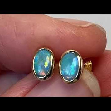 Ørestikker med ægte solide crystal opaler fra Australien indfattet i 14 karat guld.