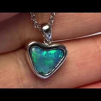 Vedhæng med en ægte solid krystal opal fra Australien indfattet i blankt sterling sølv.
