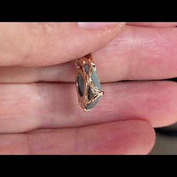 Vedhæng med en ægte solid crystal opal fra vores egen mine i Lightning Ridge, Australien. Indfattet i 14 karat rustikt guld. De krogede rustikke grene af 14 karat guld holder opalen på plads. Opalen vejer 2,38 ct., og har N5 bodytone.