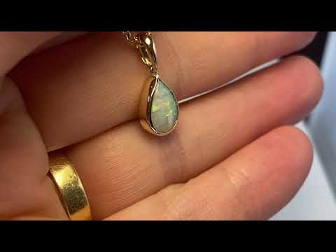 Vedhæng med en ægte solid krystal opal fra Australien indfattet i 14 karat guld.