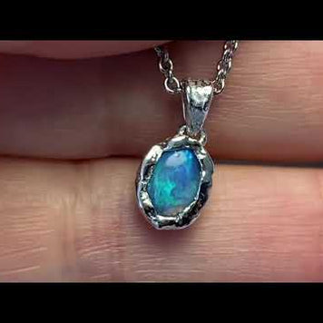 Vedhæng med en ægte solid crystal opal fra Australien indfattet i et rustikt vedhæng med organiske former i sterling sølv.