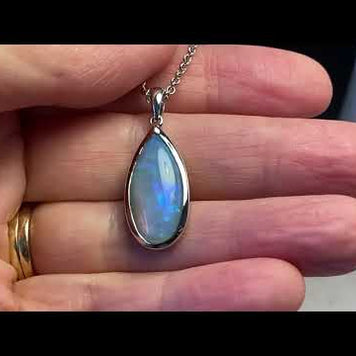 Vedhæng med en ægte solid krystal opal fra Australien indfattet i rhodineret sterling sølv.