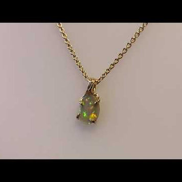 Ægte solid krystal opal fra vores egen mine i Lightning Ridge, Australien indfattet i 14 karat rustikt guld. De krogede grene af 14 karat guld holder opalen på plads.