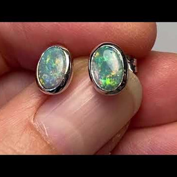 Opal ørestikkerne har ægte solide Australske crystal opaler indfattet i blankt sterling sølv.