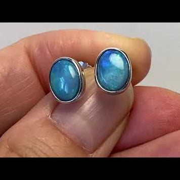 Opal ørestikkerne har ægte solide Australske krystal opaler indfattet i blankt sterling sølv.
