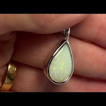 Vedhæng med en ægte solid krystal opal fra Australien indfattet i blankt sterling sølv. Opalen vejer 3,56 ct.