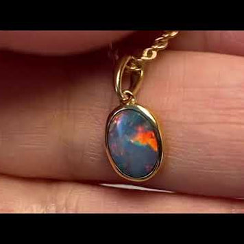 Vedhæng med en ægte doublet opal fra Australien indfattet i 14 karat guld.