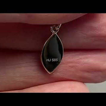 Vedhæng med en ægte solid krystal opal fra Australien indfattet i 14 karat guld.