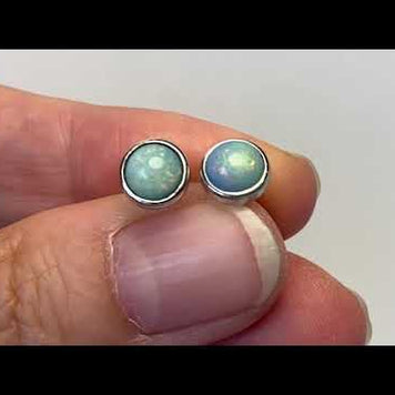 Opal ørestikkerne har ægte solide Australske krystal opaler indfattet i blankt sterling sølv.