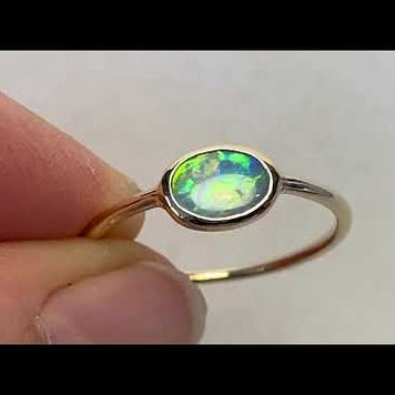 Ring med en ægte solid crystal opal fra Australien indfattet i 14 karat guld.
