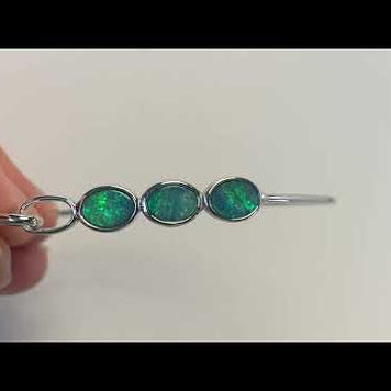 Armring i sterling sølv med 3 stk. 9 x 7 mm ægte doublet opaler fra Australien.