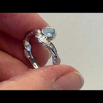 Ægte solid crystal opal fra Australien indfattet i rustikt sterling sølv.